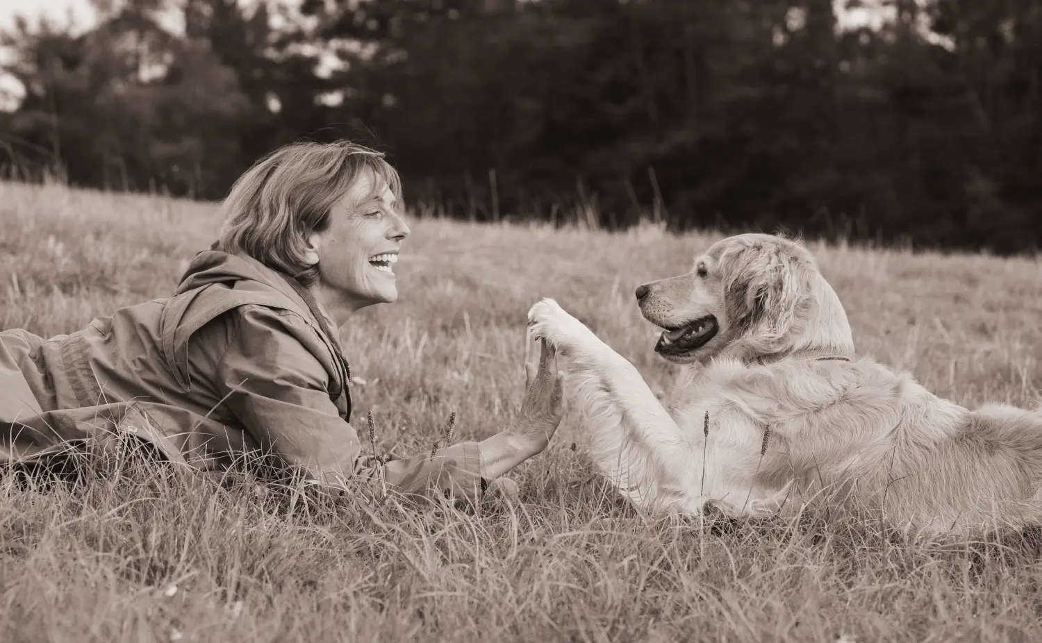 Katrin Wolf spielt mit einem Hund