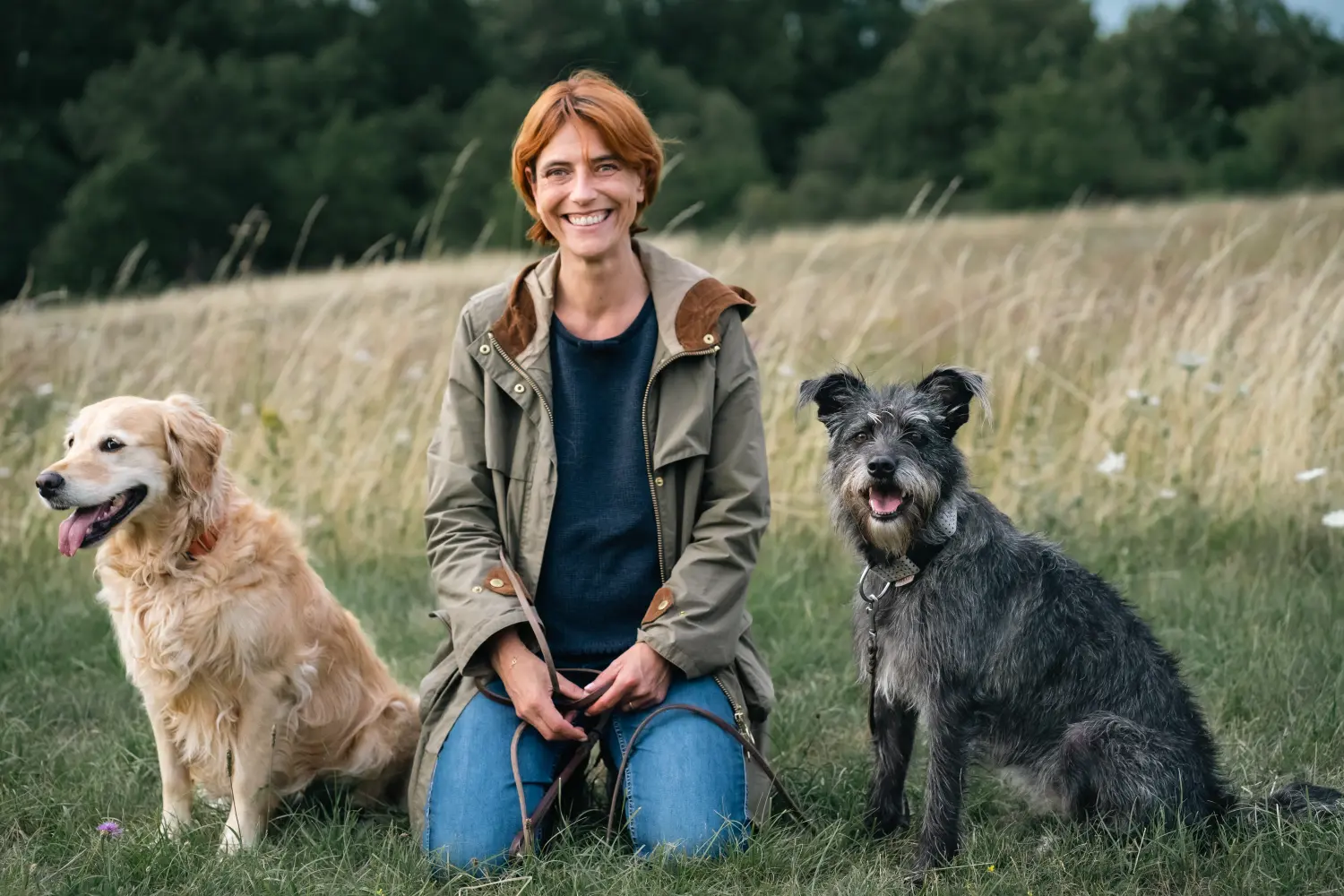 Katrin Wolf, zwischen Hunden sitzend