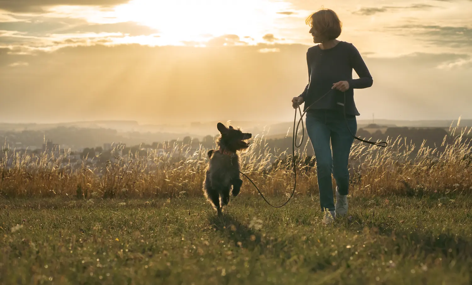 Katrin Wolf, läuft mit Hund